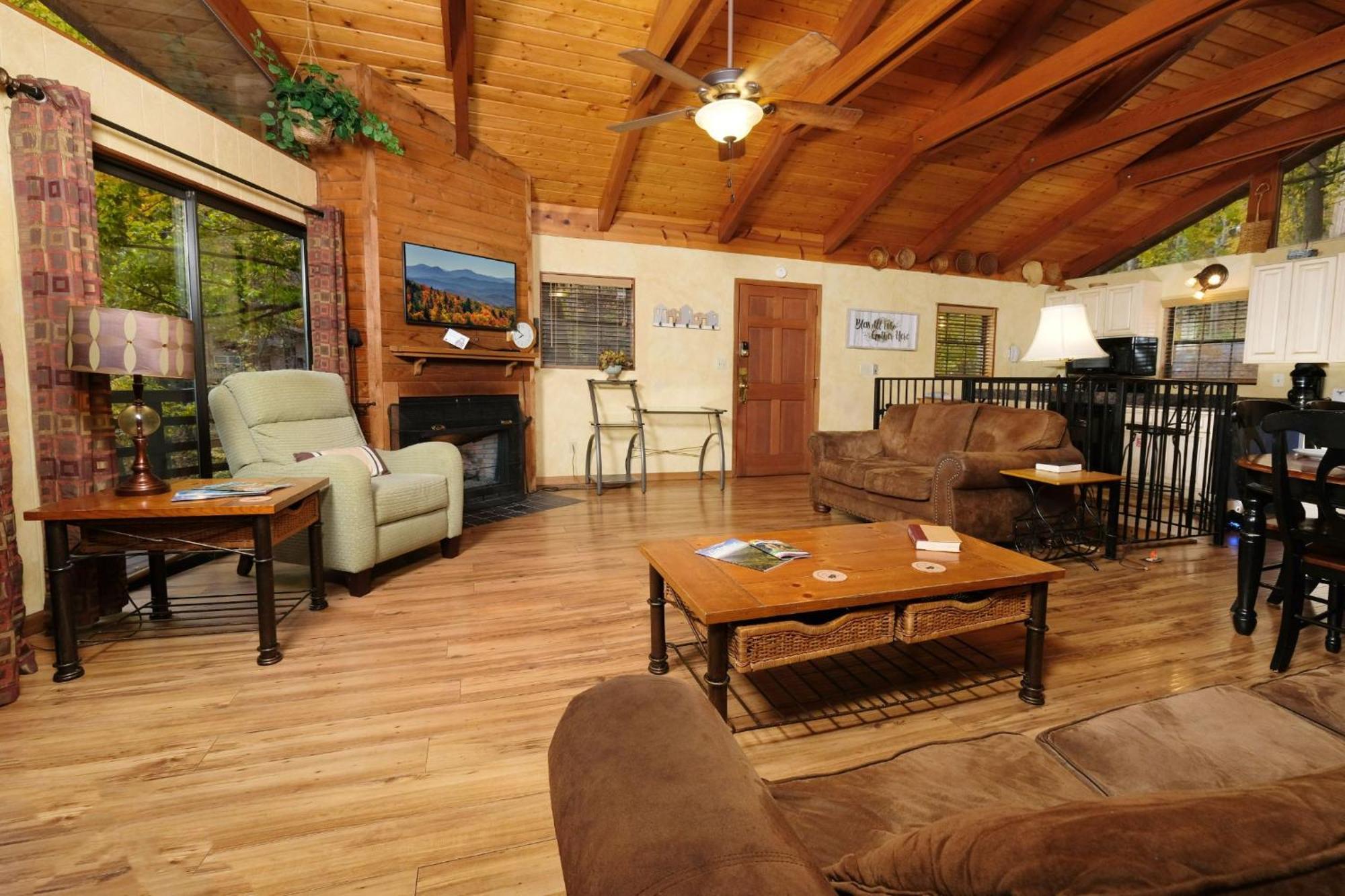 Вилла Cabin On The Creek Гатлинбург Экстерьер фото