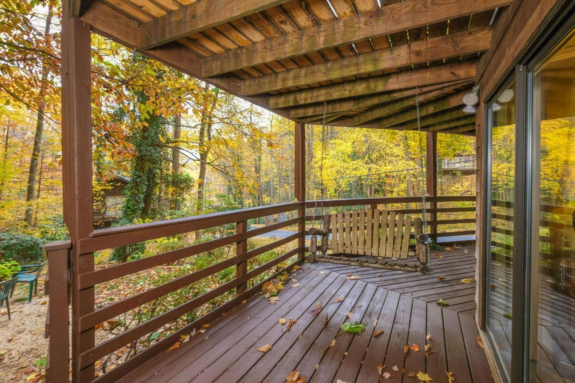 Вилла Cabin On The Creek Гатлинбург Экстерьер фото