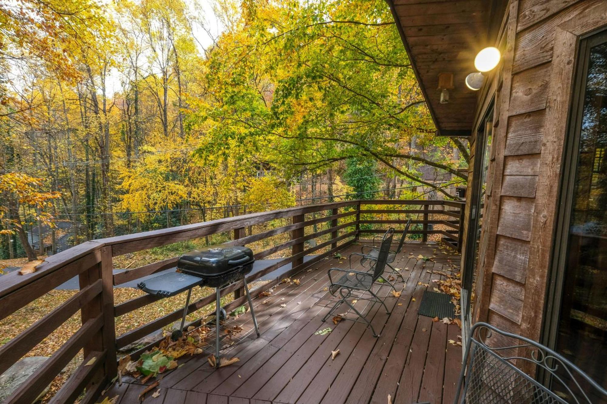 Вилла Cabin On The Creek Гатлинбург Экстерьер фото